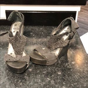 Grey wedges